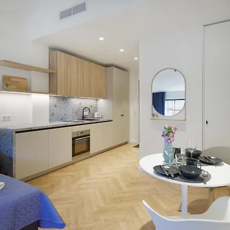 Stylish Volta Quarter With Ac Reval