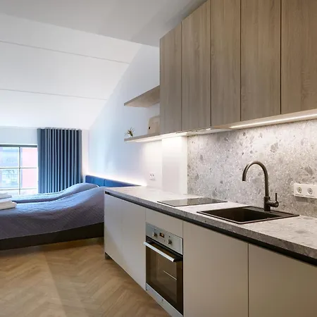 Stylish Volta Quarter With Ac Reval