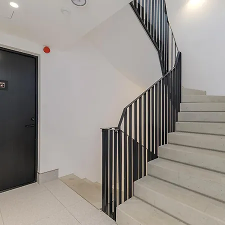 Stylish Volta Quarter With Ac Reval